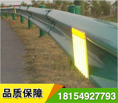 道路輪廊標(biāo)的英文名稱 Delineator，它是沿道路兩側(cè)邊緣設(shè)置、用于顯示道路邊界輪廓、指引車輛正常行駛、具有逆反射性能的一種交通安全設(shè)施，從功能上說，輪廓標(biāo)是一種視線誘導(dǎo)設(shè)
